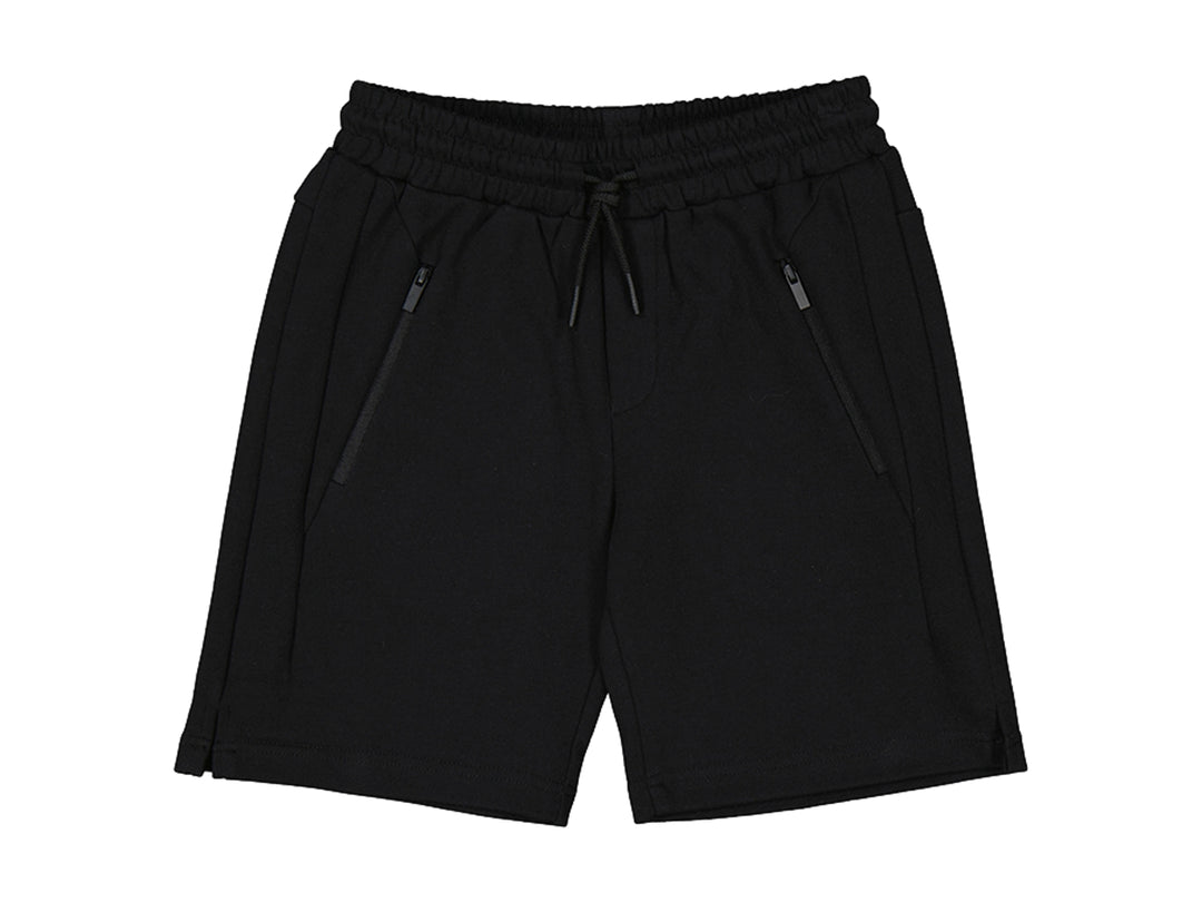 Bermuda color negro para niños con cintura elástica y bolsillos laterales con cierre.