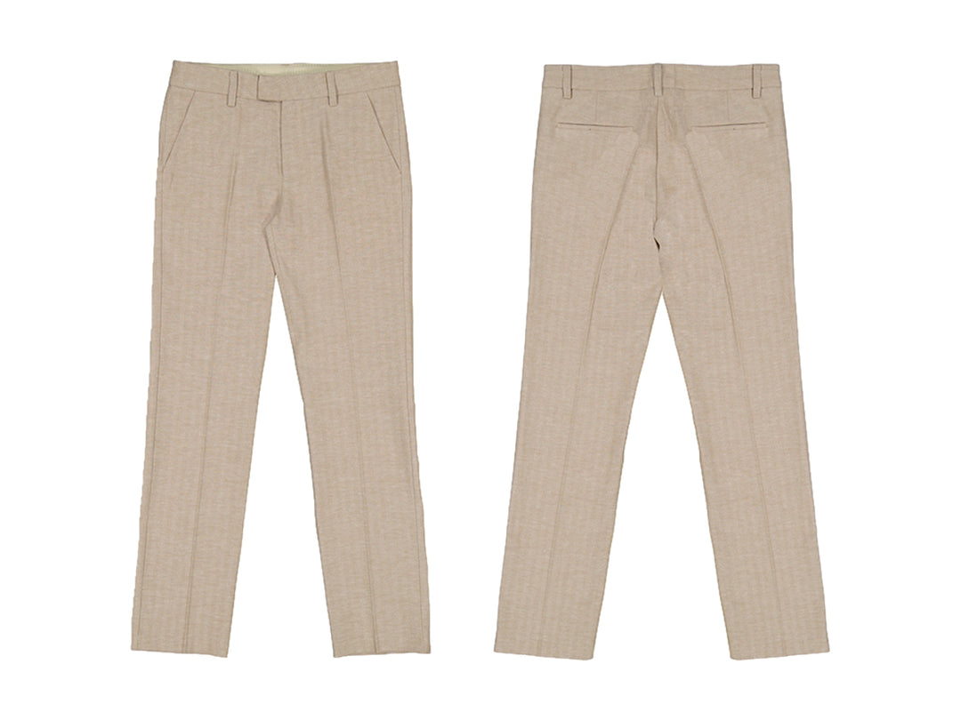 Vista frontal y posterior de un pantalón color camel para niño sobre fondo blanco.