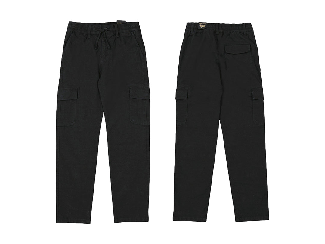 Vista frontal y posterior de un pantalón cargo negro para niño con bolsillos laterales.