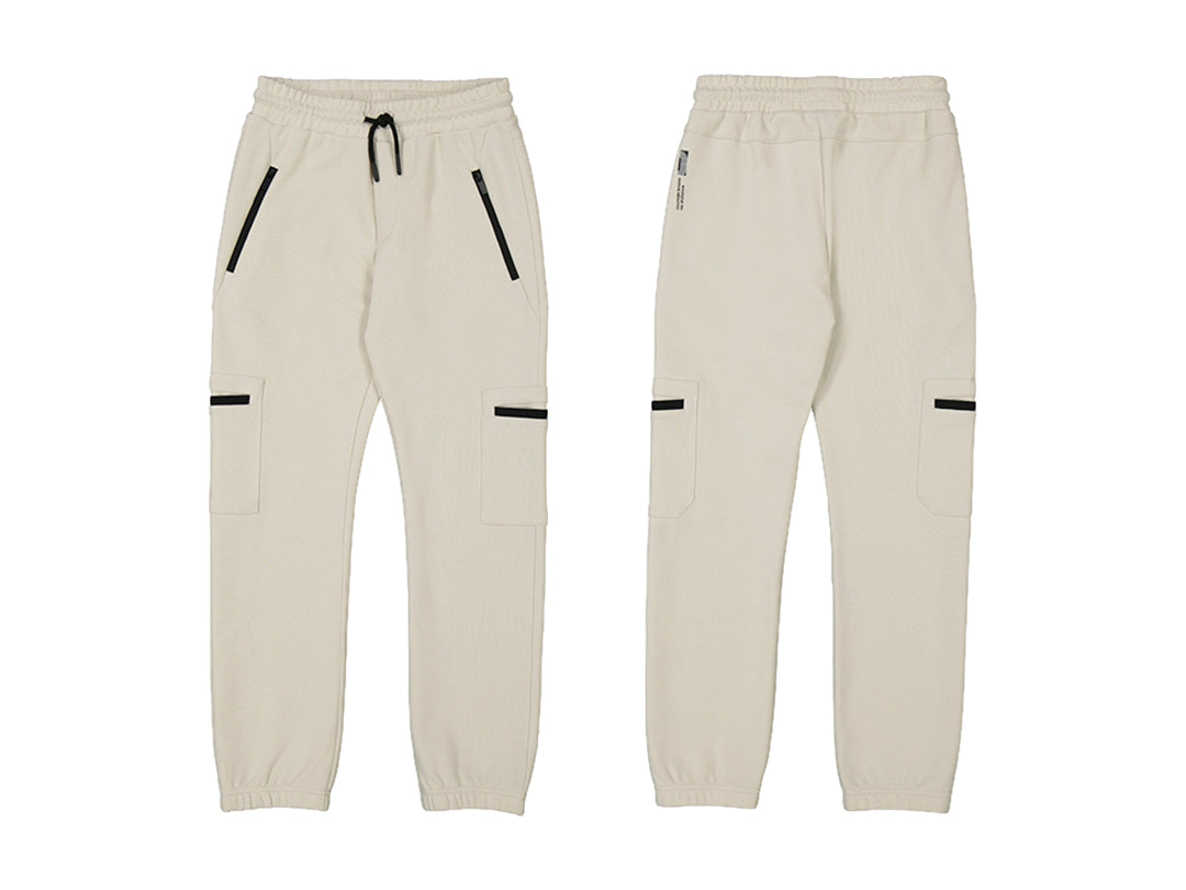 Pantalón jogger color cuarzo para niños con detalles negros en los bolsillos y cintura elástica.