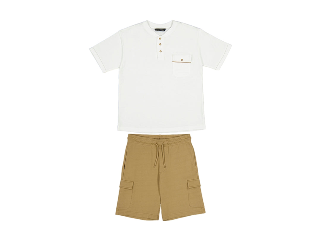 Conjunto de ropa para niño compuesto por camiseta blanca con cuello panadero y shorts color camel.