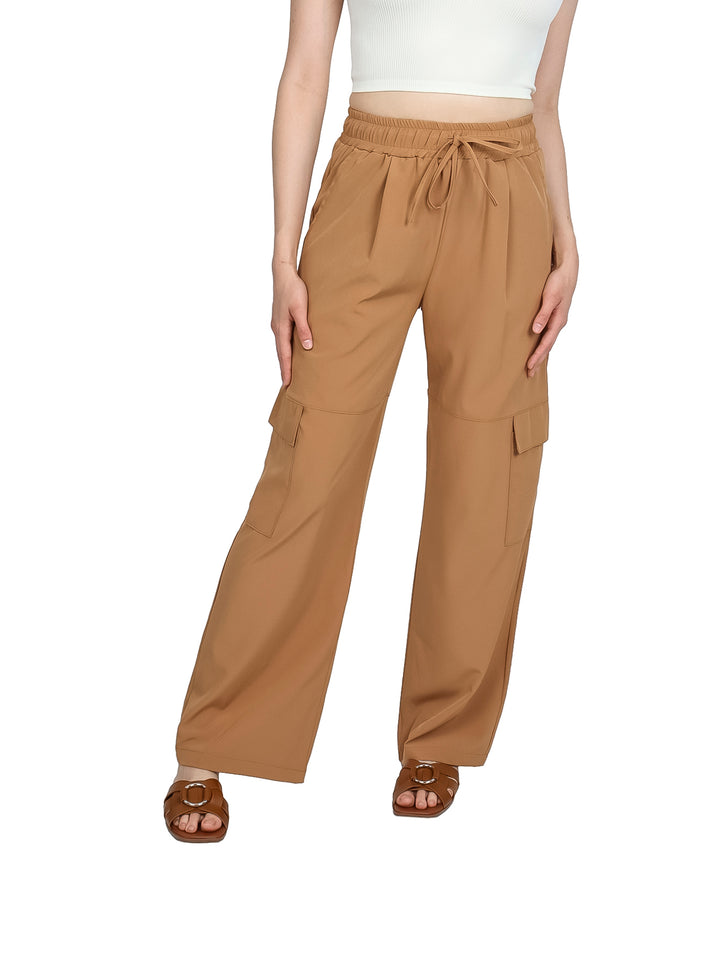 Pantalón color taupe de pierna ancha con cintura elástica, listón y bolsillos laterales tipo cargo.