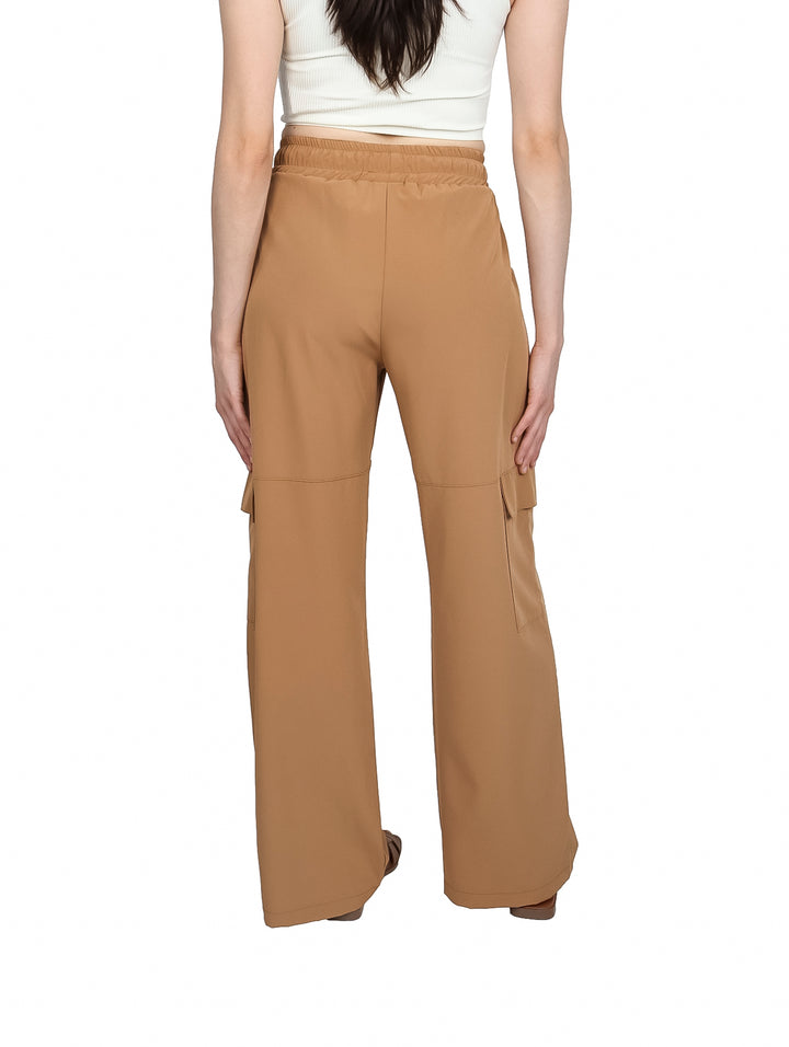 Pantalón color taupe de pierna ancha con cintura elástica, listón y bolsillos laterales tipo cargo.