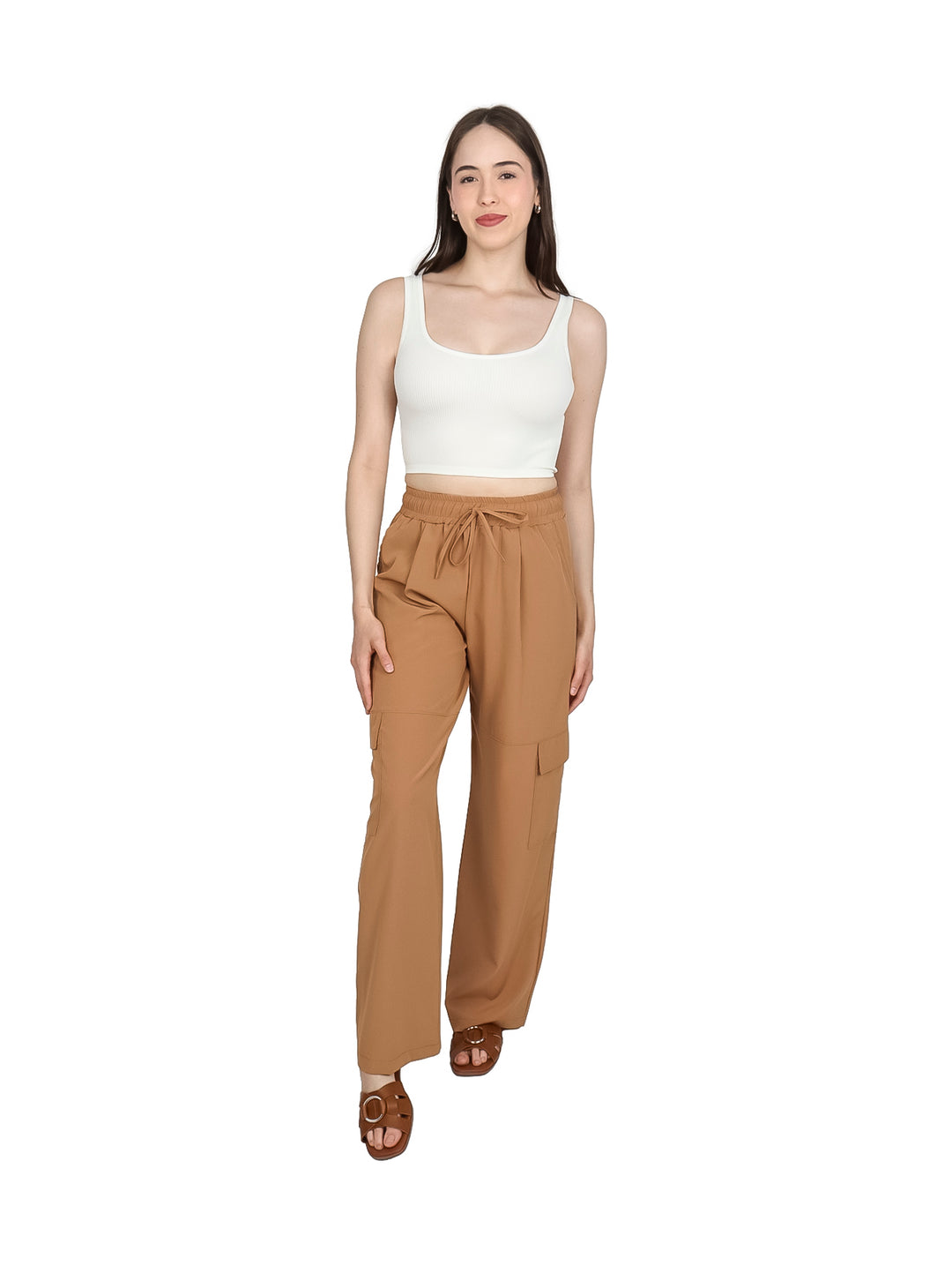 Pantalón color taupe de pierna ancha con cintura elástica, listón y bolsillos laterales tipo cargo.