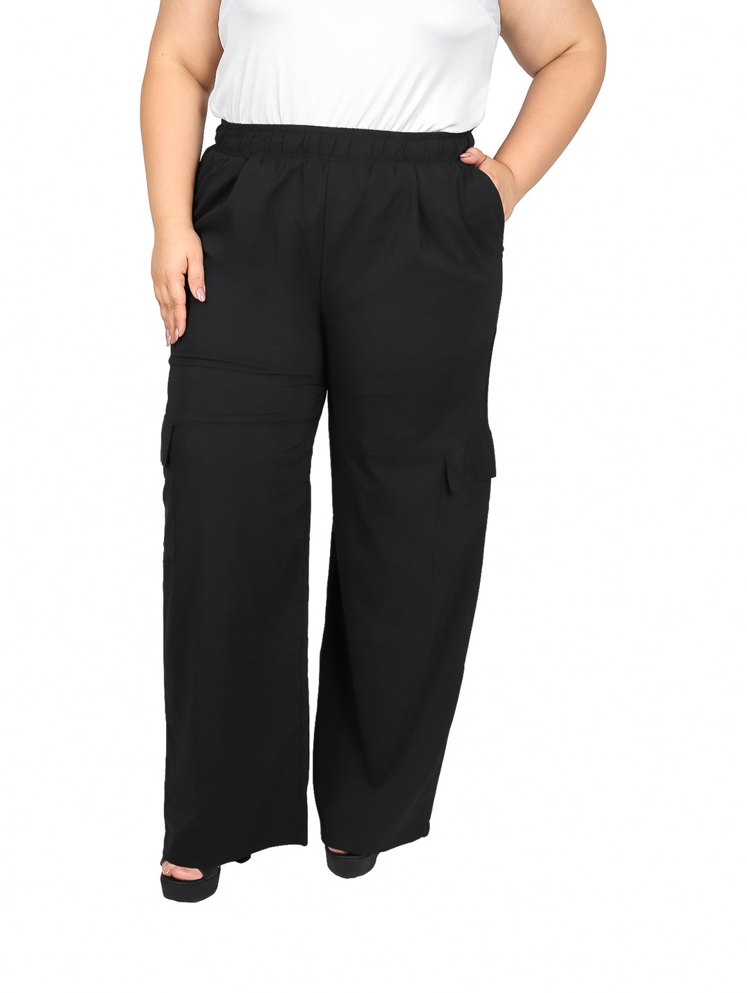 Pantalón de maternidad para mujer en color negro con pierna ancha y cintura elástica.