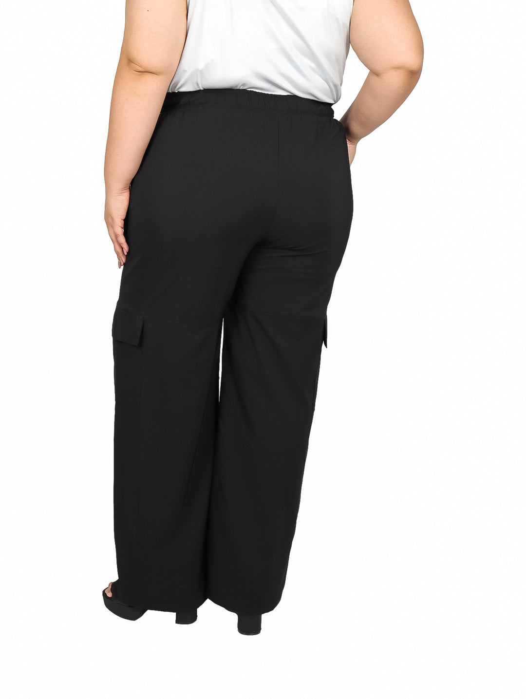 Pantalón de maternidad para mujer en color negro con pierna ancha y cintura elástica.