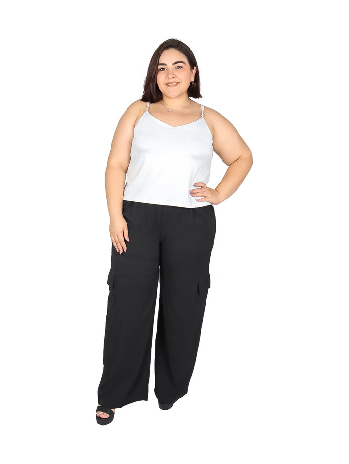 Pantalón de maternidad para mujer en color negro con pierna ancha y cintura elástica.