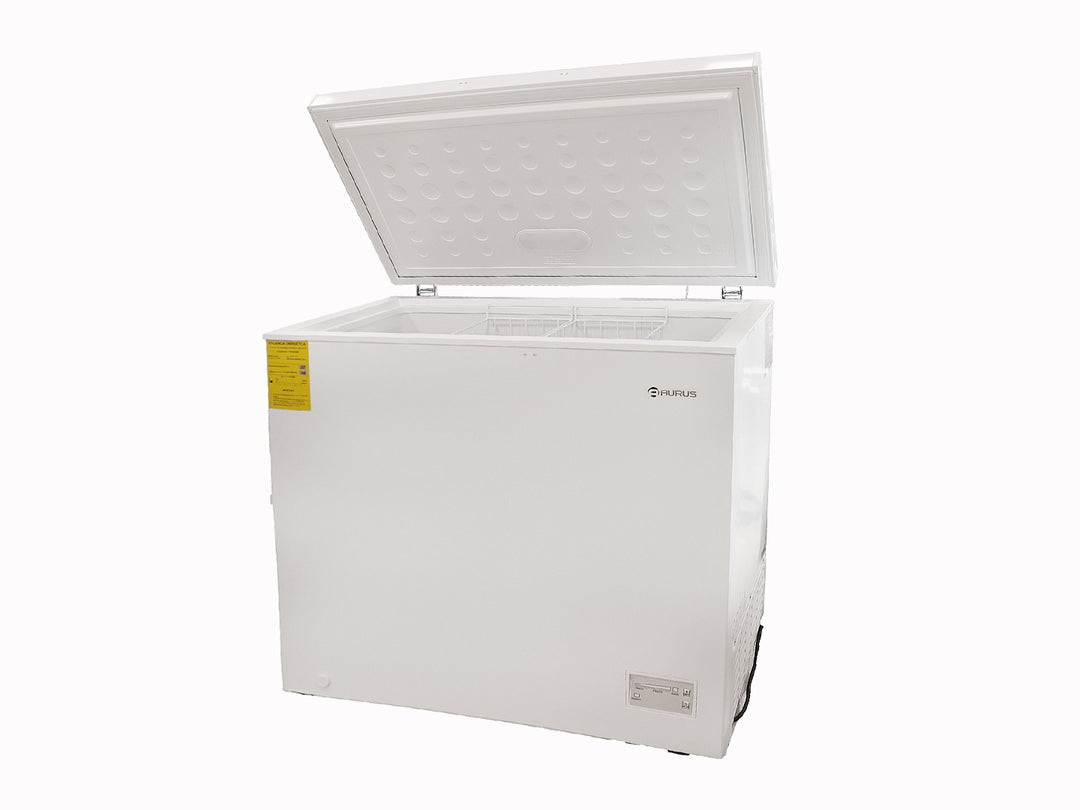 Congelador horizontal Aurus de color blanco con tapa abierta y controles frontales.