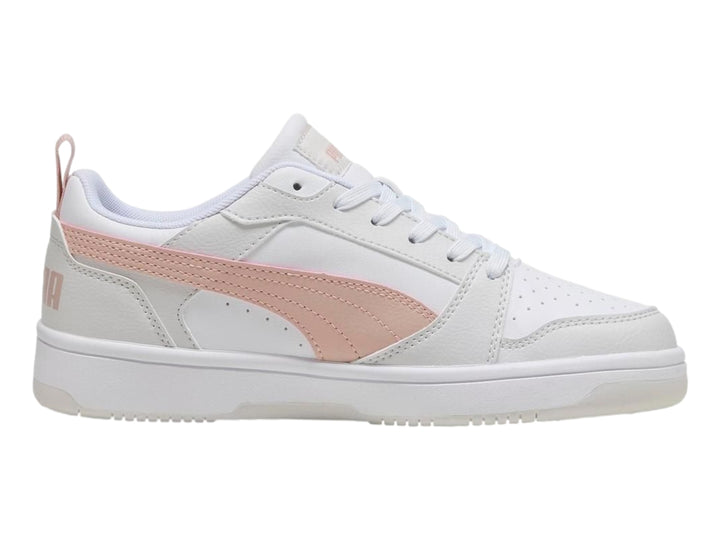 Tenis PUMA Rebound V6 Low color blanco con franja rosa lateral y suela blanca.