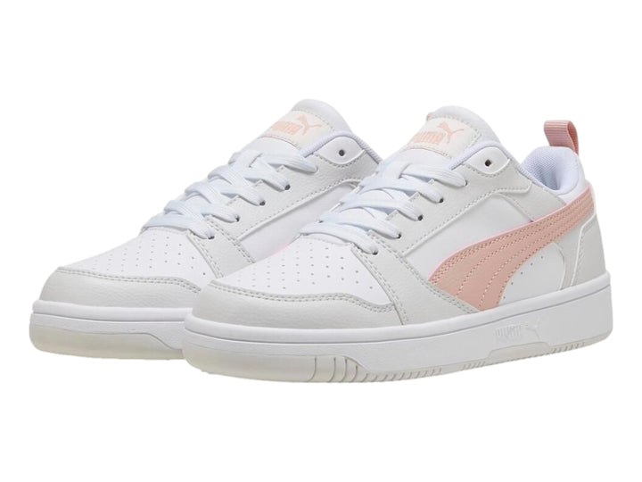 Tenis PUMA Rebound V6 Low color blanco con franja rosa lateral y suela blanca.