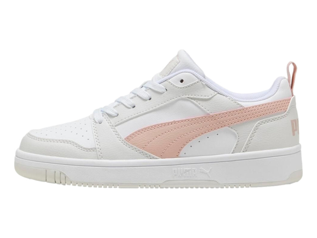 Tenis PUMA Rebound V6 Low color blanco con franja rosa lateral y suela blanca.