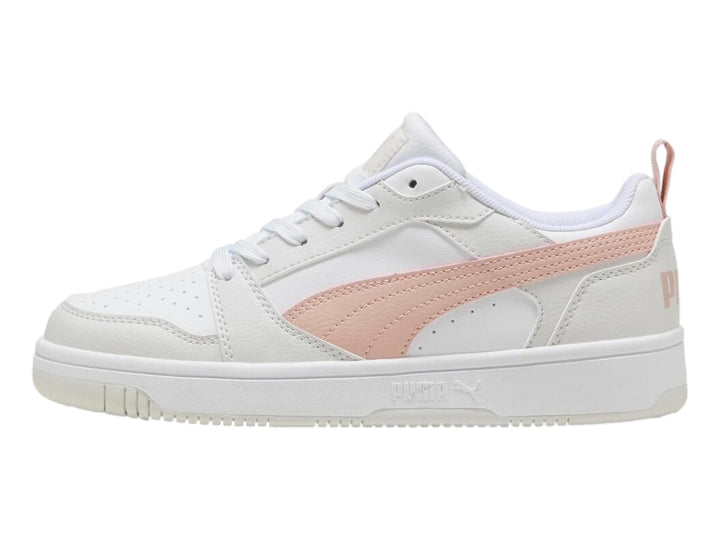 Tenis PUMA Rebound V6 Low color blanco con franja rosa lateral y suela blanca.