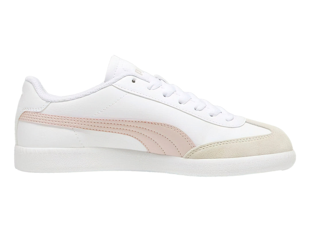 Tenis PUMA blancos con franja lateral rosa y punta beige, estilo deportivo casual.
