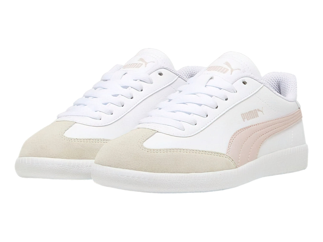 Tenis PUMA blancos con franja lateral rosa y punta beige, estilo deportivo casual.