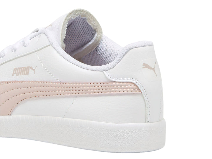 Tenis PUMA blancos con franja lateral rosa y punta beige, estilo deportivo casual.