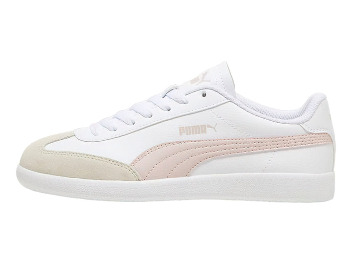 Tenis PUMA blancos con franja lateral rosa y punta beige, estilo deportivo casual.
