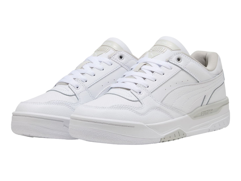 Tenis PUMA Rebound Retro en color blanco con detalles en gris claro, diseño deportivo de corte bajo.