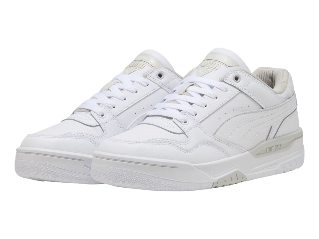 Tenis PUMA Rebound Retro en color blanco con detalles en gris claro, diseño deportivo de corte bajo.