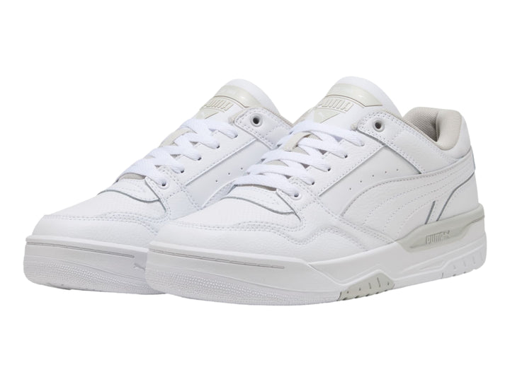 Tenis PUMA Rebound Retro en color blanco con detalles en gris claro, diseño deportivo de corte bajo.