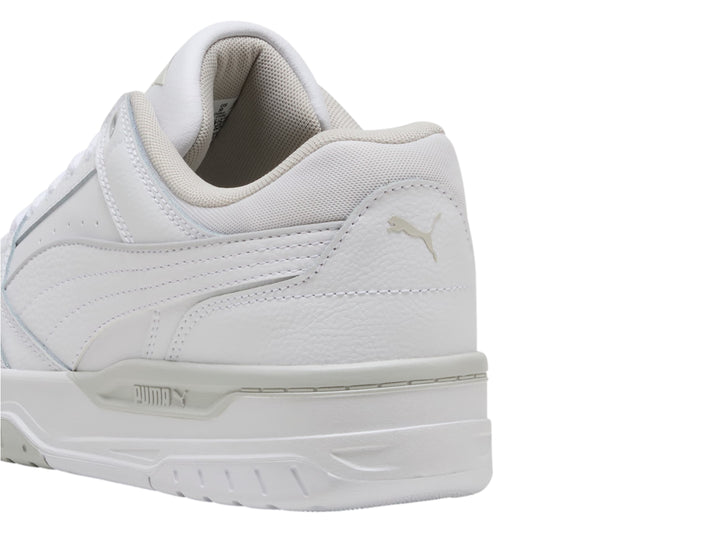 Tenis PUMA Rebound Retro en color blanco con detalles en gris claro, diseño deportivo de corte bajo.