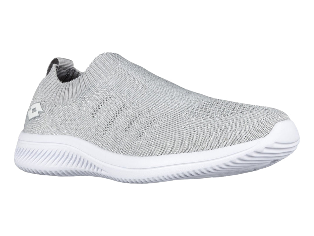 Tenis deportivos Lotto modelo Mila en color plata con suela blanca y diseño sin cordones.