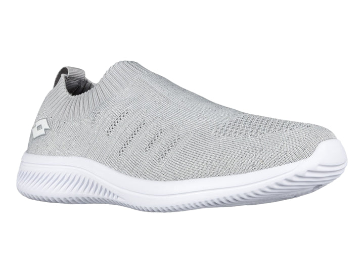 Tenis deportivos Lotto modelo Mila en color plata con suela blanca y diseño sin cordones.