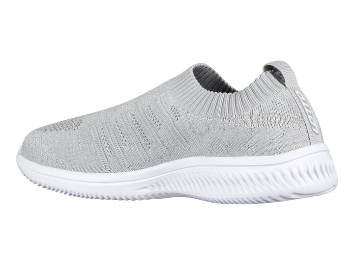 Tenis deportivos Lotto modelo Mila en color plata con suela blanca y diseño sin cordones.