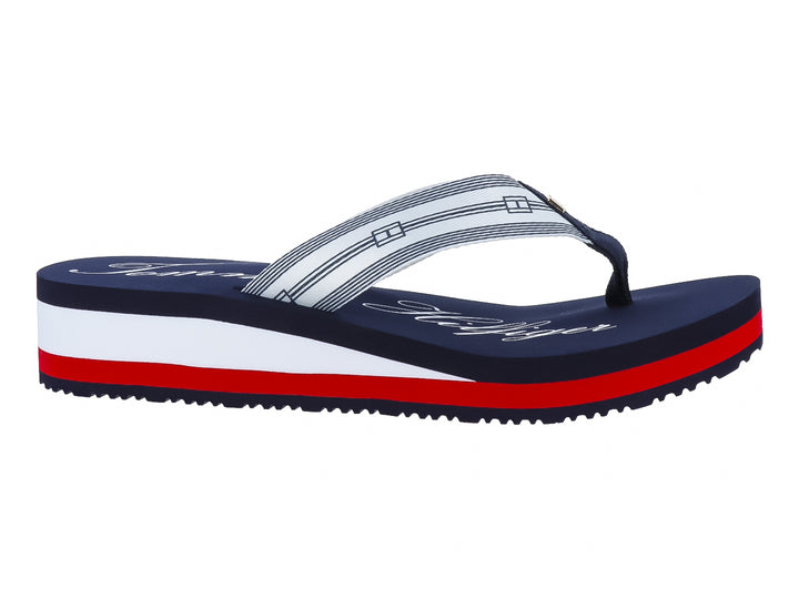 Sandalias de dedo Tommy Hilfiger azul marino con suela de plataforma en blanco y rojo.