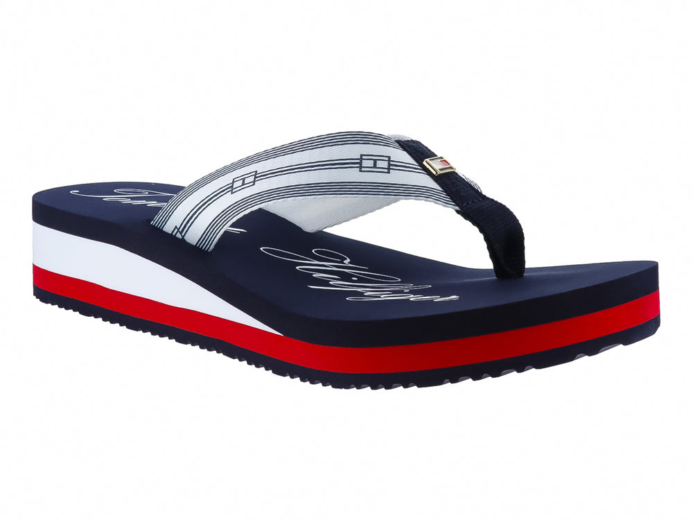 Sandalias de dedo Tommy Hilfiger azul marino con suela de plataforma en blanco y rojo.