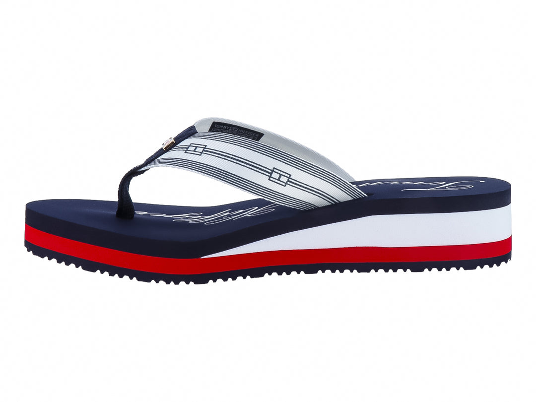 Sandalias de dedo Tommy Hilfiger azul marino con suela de plataforma en blanco y rojo.