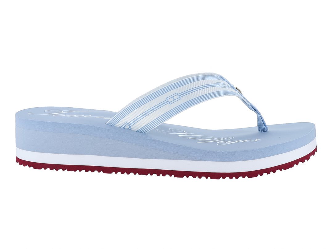 Sandalia de plataforma Tommy Hilfiger en color azul claro con detalles en blanco y rojo en la suela.