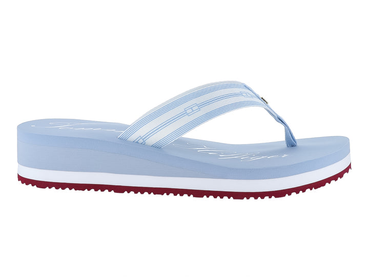 Sandalia de plataforma Tommy Hilfiger en color azul claro con detalles en blanco y rojo en la suela.