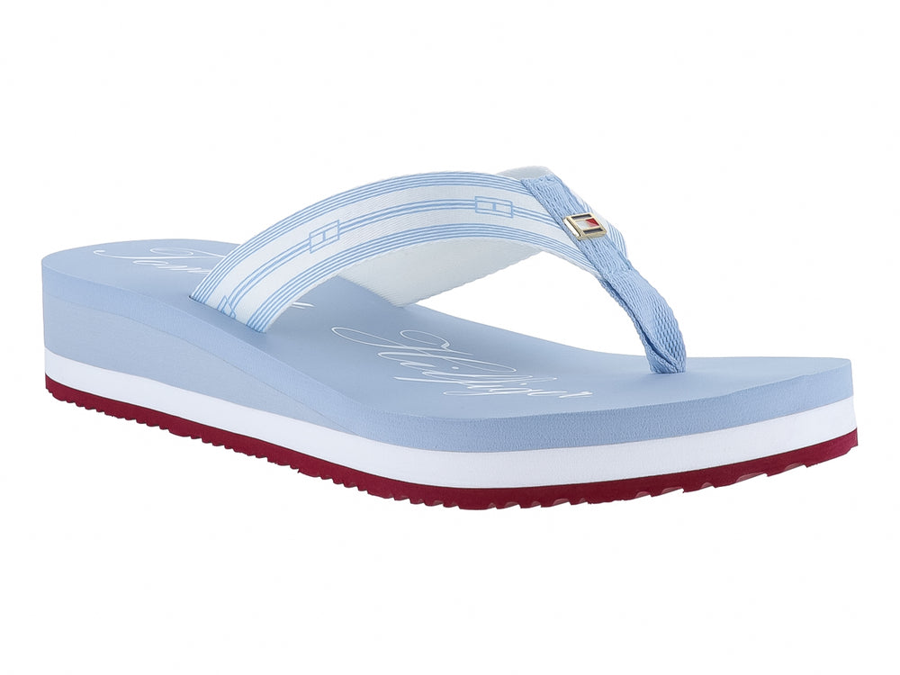Sandalia de plataforma Tommy Hilfiger en color azul claro con detalles en blanco y rojo en la suela.