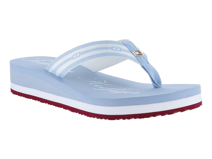 Sandalia de plataforma Tommy Hilfiger en color azul claro con detalles en blanco y rojo en la suela.