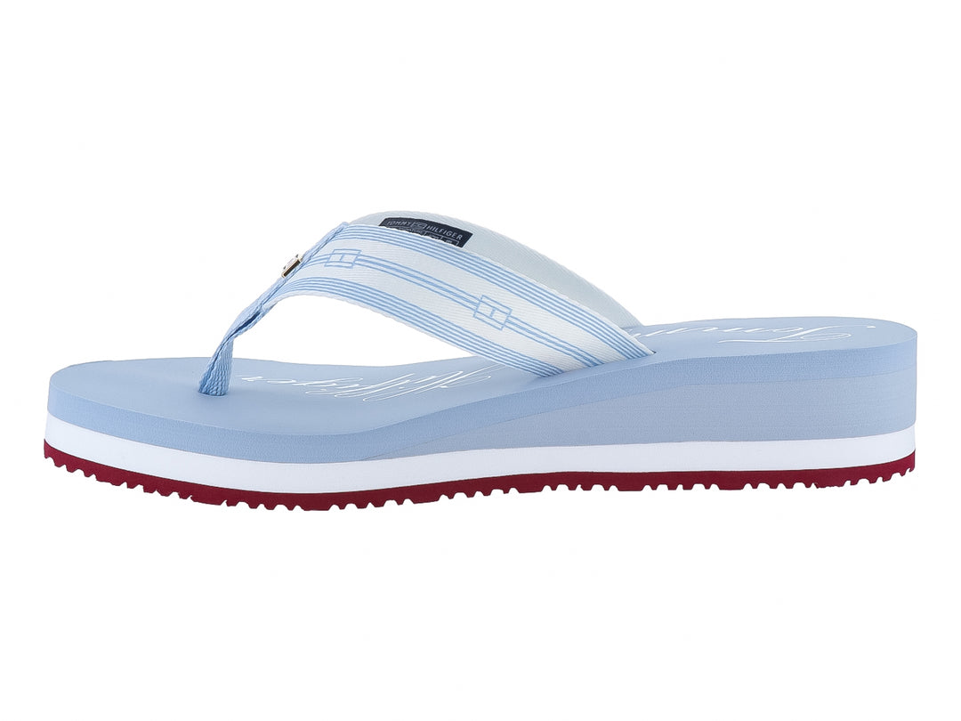 Sandalia de plataforma Tommy Hilfiger en color azul claro con detalles en blanco y rojo en la suela.