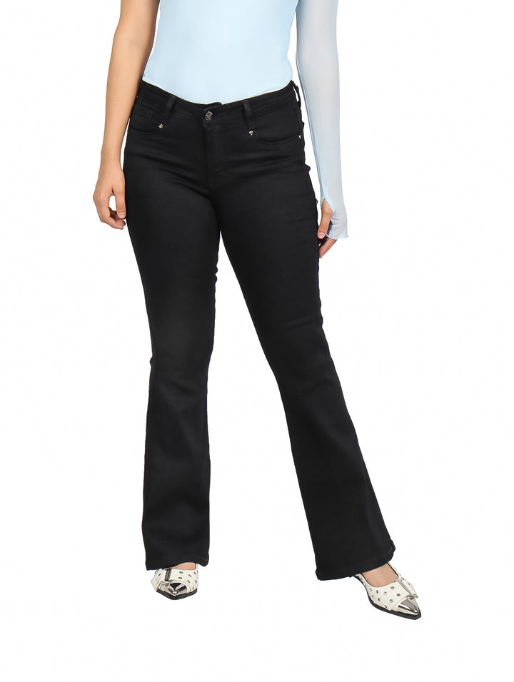Mujer vistiendo jeans negros de corte campana marca Dolce and Amaro.