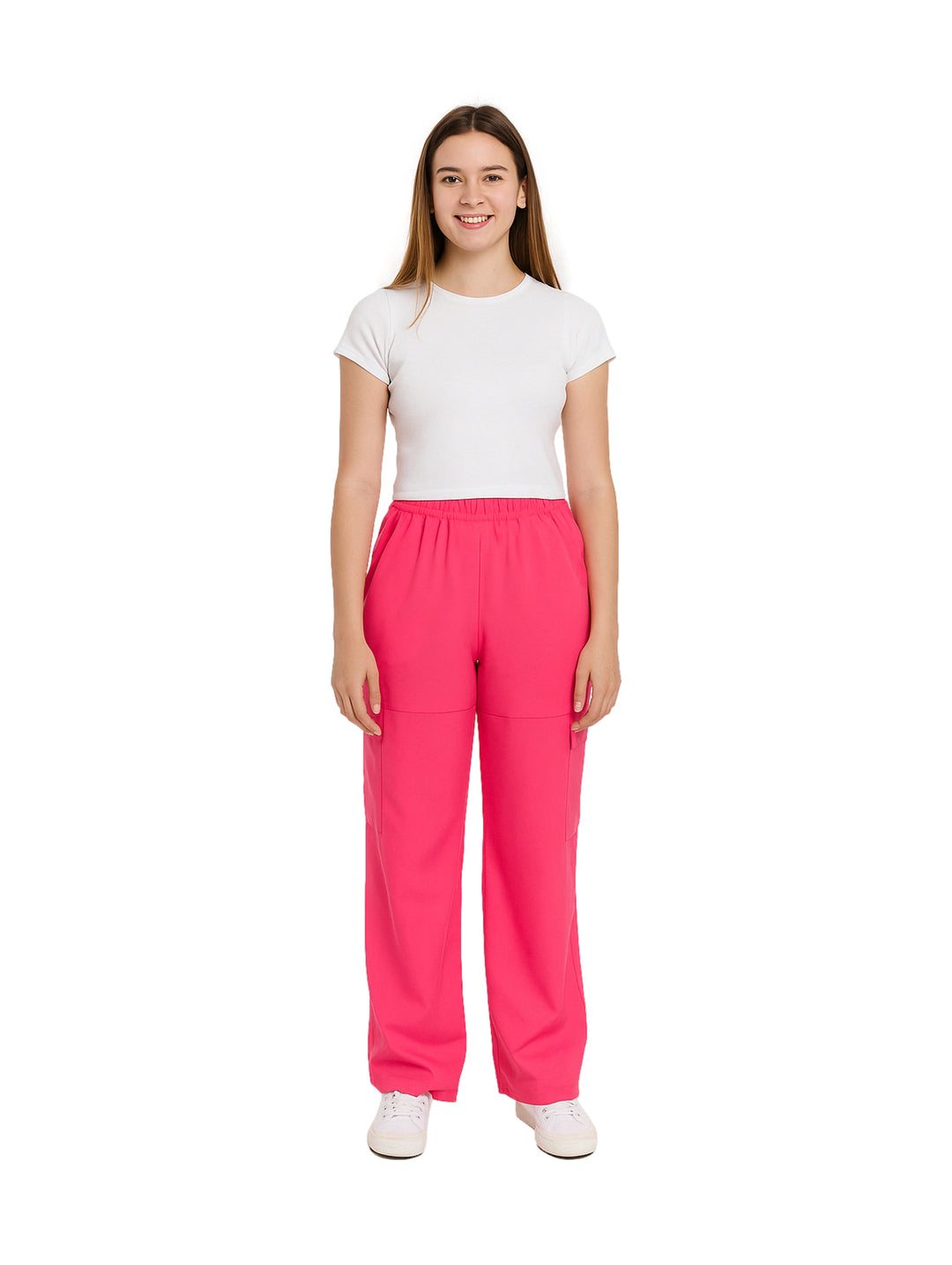 Mujer vistiendo pantalones color fucsia de corte recto con cintura elástica y bolsillos.