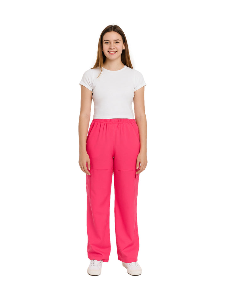 Mujer vistiendo pantalones color fucsia de corte recto con cintura elástica y bolsillos.
