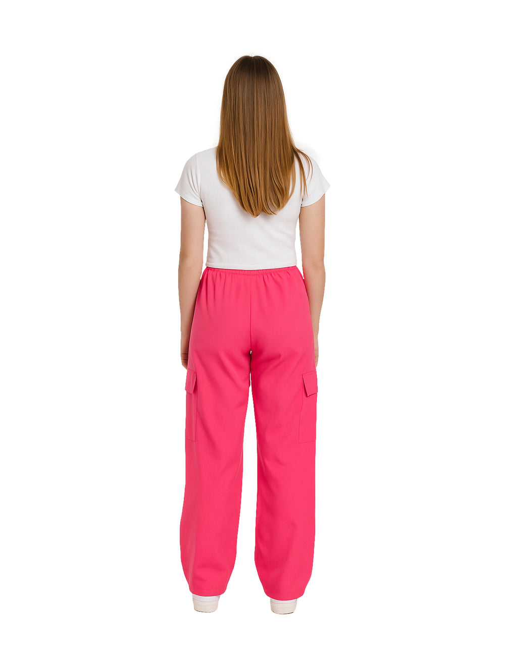 Mujer vistiendo pantalones color fucsia de corte recto con cintura elástica y bolsillos.