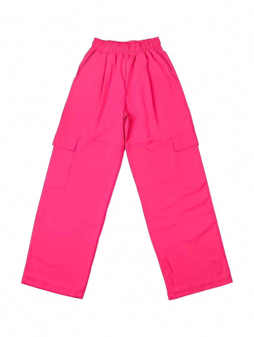 Mujer vistiendo pantalones color fucsia de corte recto con cintura elástica y bolsillos.