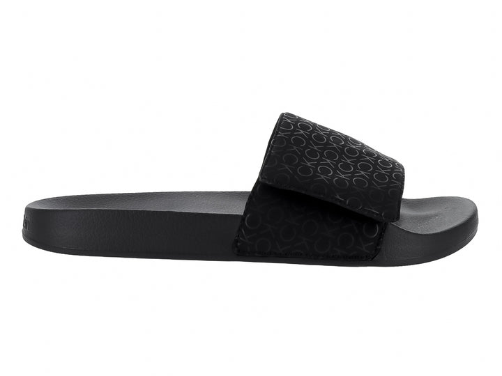 Sandalias slide negras de Calvin Klein con logotipo grabado en la banda superior y suela mate.