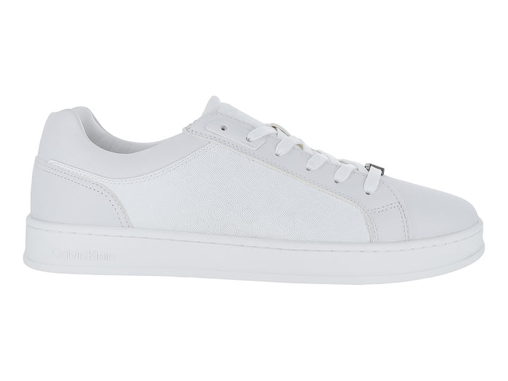 Tenis Calvin Klein modelo Low Top en color blanco total con agujetas y suela plana.