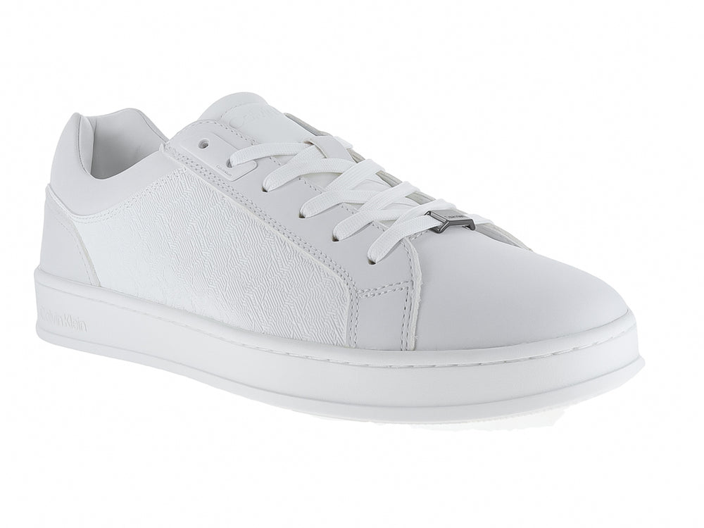 Tenis Calvin Klein modelo Low Top en color blanco total con agujetas y suela plana.