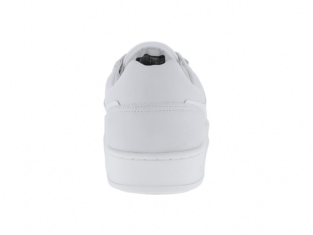 Tenis Calvin Klein modelo Low Top en color blanco total con agujetas y suela plana.