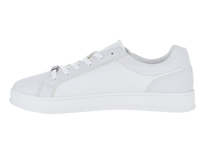 Tenis Calvin Klein modelo Low Top en color blanco total con agujetas y suela plana.
