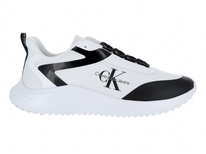 Tenis Calvin Klein modelo EVA Runner en color blanco con detalles en negro y suela blanca robusta.