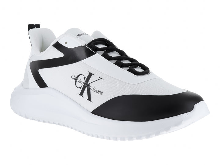 Tenis Calvin Klein modelo EVA Runner en color blanco con detalles en negro y suela blanca robusta.