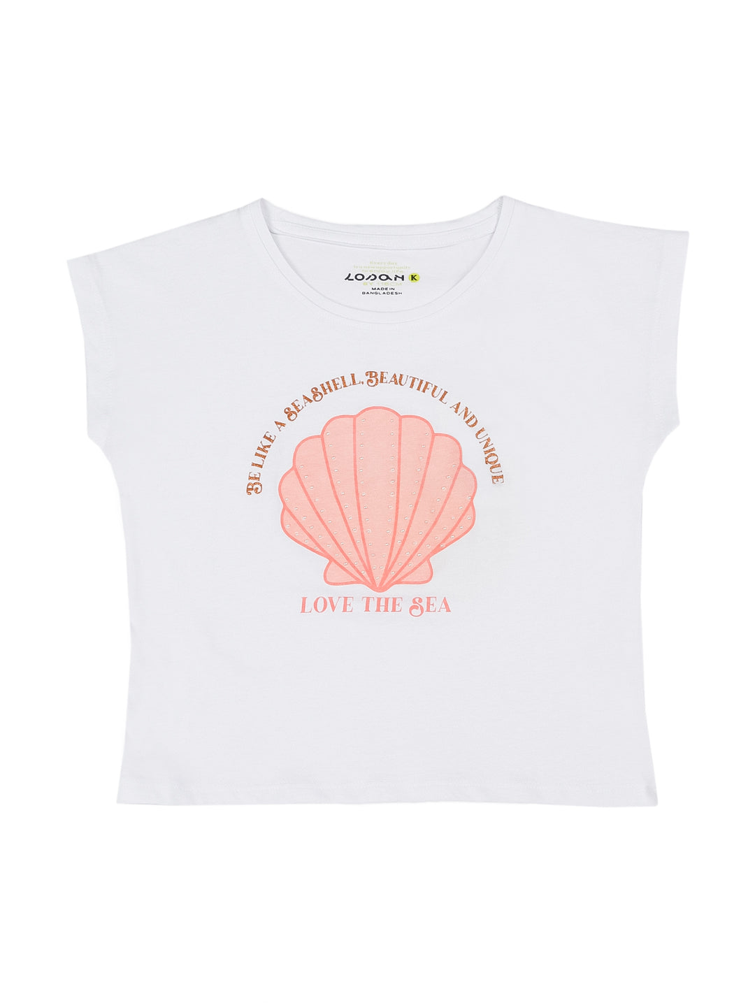 Blusa blanca para niña con estampado de caracola rosa y texto decorativo.