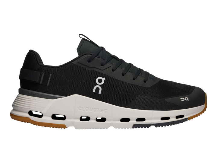 Tenis deportivos On Cloudnova Form 2 en color negro con suela blanca y detalles en marrón.