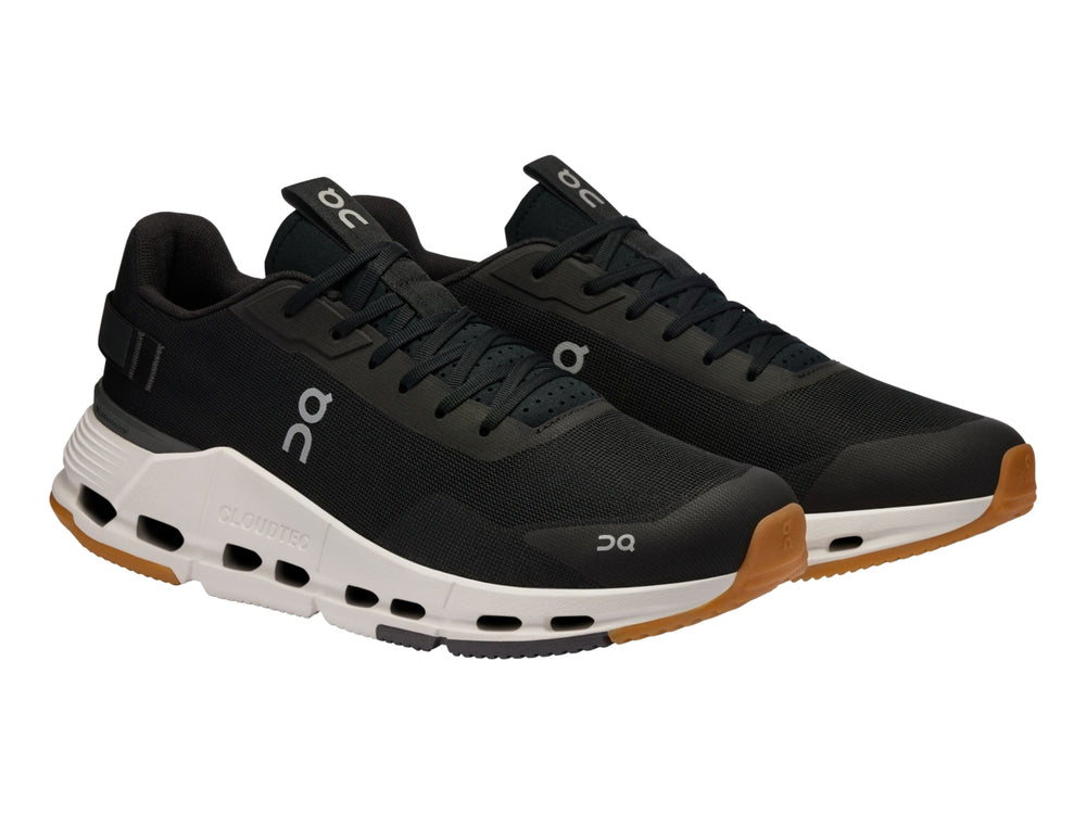 Tenis deportivos On Cloudnova Form 2 en color negro con suela blanca y detalles en marrón.